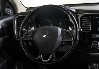 Подержанный автомобиль Mitsubishi Outlander 2016 года (9 фото)