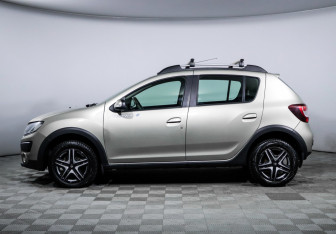 Подержанный автомобиль Renault Sandero 2018 года (8 фото)