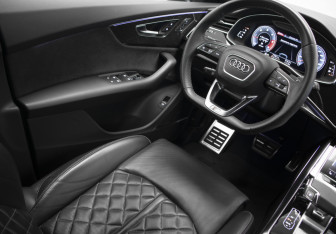 Подержанный автомобиль Audi Q8 2021 года (18 фото)