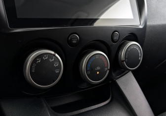 Подержанный автомобиль Mazda 2 Hatchback 2012 года (21 фото)