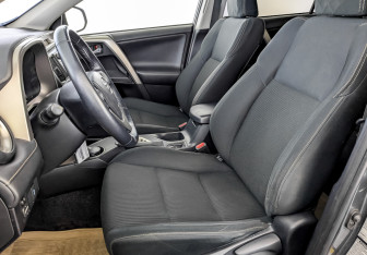 Подержанный автомобиль Toyota RAV4 2013 года (20 фото)