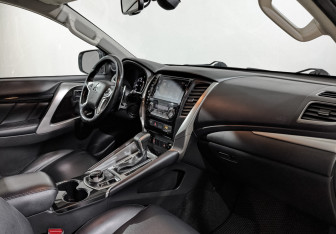 Подержанный автомобиль Mitsubishi Pajero Sport 2018 года (12 фото)