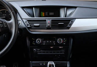 Подержанный автомобиль BMW X1 2014 года (10 фото)