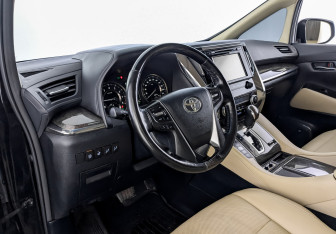 Подержанный автомобиль Toyota Alphard 2018 года (17 фото)