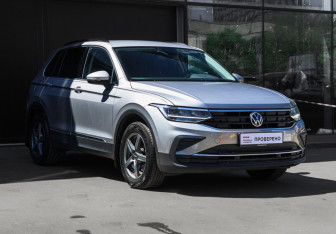 Подержанный автомобиль Volkswagen Tiguan 2021 года (3 фото)