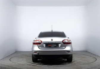 Подержанный автомобиль Renault Fluence 2011 года (6 фото)