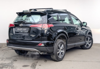Подержанный автомобиль Toyota RAV4 2017 года (5 фото)