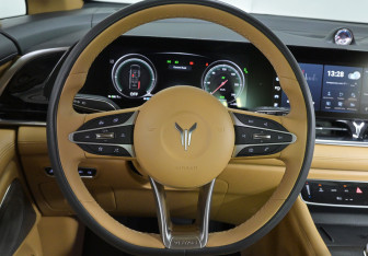Подержанный автомобиль Voyah Dream 2023 года (12 фото)