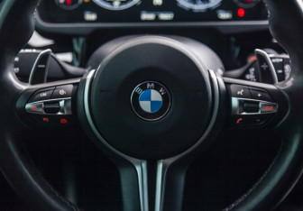 Подержанный автомобиль BMW X5 M 2016 года (14 фото)