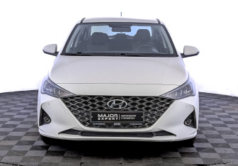 Подержанный автомобиль Hyundai Solaris Sedan 2022 года (2 фото)