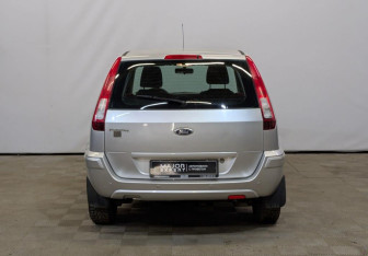 Подержанный автомобиль Ford Fusion 2010 года (6 фото)