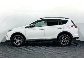 Подержанный автомобиль Toyota RAV4 2018 года (8 фото)