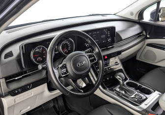 Подержанный автомобиль Kia Carnival 2021 года (15 фото)