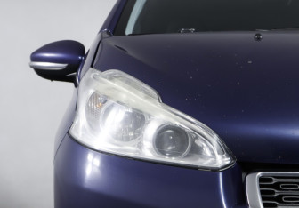 Подержанный автомобиль Peugeot 208 2013 года (23 фото)