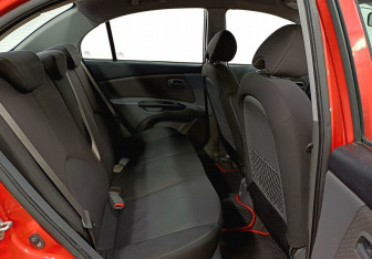 Подержанный автомобиль Kia Rio Sedan 2010 года (19 фото)