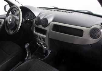 Подержанный автомобиль Renault Sandero 2012 года (6 фото)