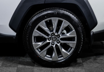 Подержанный автомобиль Toyota RAV4 2024 года (15 фото)