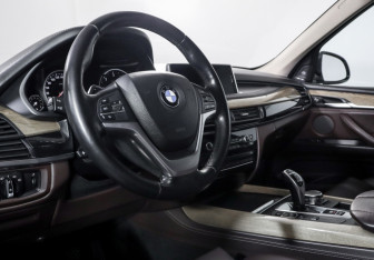 Подержанный автомобиль BMW X5 2015 года (14 фото)