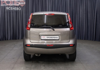 Подержанный автомобиль Nissan Note 2006 года (6 фото)