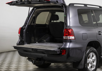 Подержанный автомобиль Toyota Land Cruiser Suv 2010 года (21 фото)