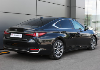 Подержанный автомобиль Lexus ES 2018 года (5 фото)