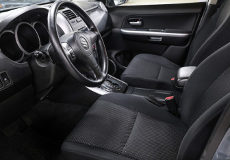 Подержанный автомобиль Suzuki Grand Vitara 2005 года (16 фото)
