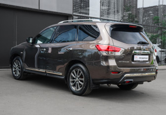 Подержанный автомобиль Nissan Pathfinder 2015 года (6 фото)