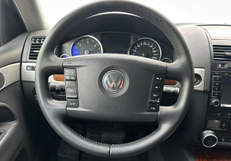 Подержанный автомобиль Volkswagen Touareg 2007 года (12 фото)