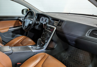 Подержанный автомобиль Volvo S60 2011 года (13 фото)