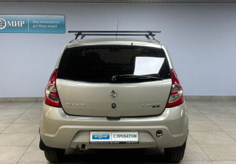 Подержанный автомобиль Renault Sandero 2011 года (6 фото)