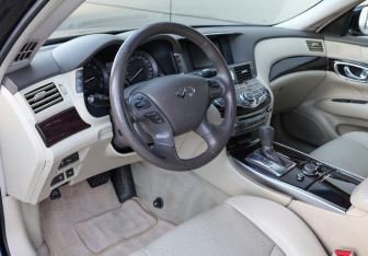 Подержанный автомобиль Infiniti Q70 2015 года (17 фото)