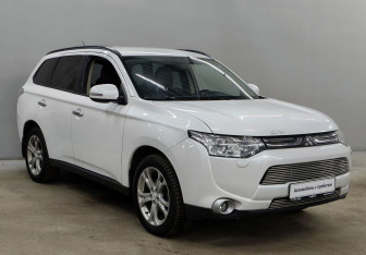 Подержанный автомобиль Mitsubishi Outlander 2012 года (3 фото)