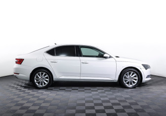 Подержанный автомобиль Skoda Superb Liftback 2017 года (4 фото)