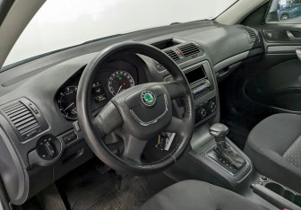 Подержанный автомобиль Skoda Fabia Hatchback 2010 года (12 фото)