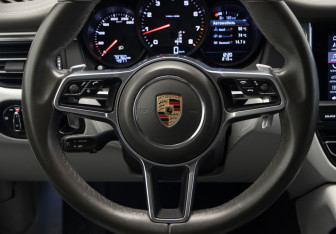 Подержанный автомобиль Porsche Macan 2020 года (10 фото)