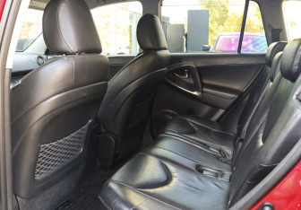 Подержанный автомобиль Toyota RAV4 2010 года (12 фото)