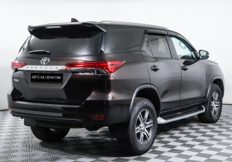Подержанный автомобиль Toyota Fortuner 2017 года (3 фото)
