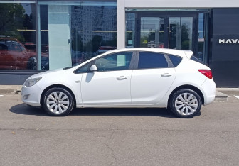 Подержанный автомобиль Opel Astra Hatchback 2012 года (7 фото)
