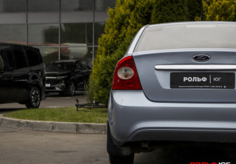 Подержанный автомобиль Ford Focus Sedan 2006 года (20 фото)