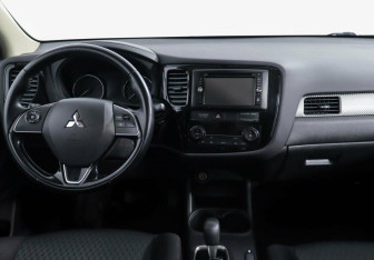 Подержанный автомобиль Mitsubishi Outlander 2015 года (9 фото)