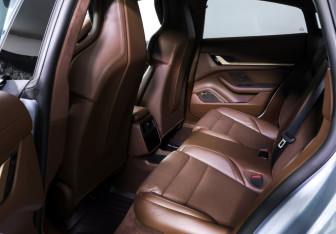 Подержанный автомобиль Porsche Taycan 2021 года (12 фото)