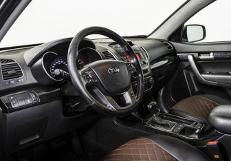 Подержанный автомобиль Kia Sorento 2015 года (10 фото)