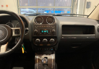 Подержанный автомобиль Jeep Compass 2011 года (13 фото)