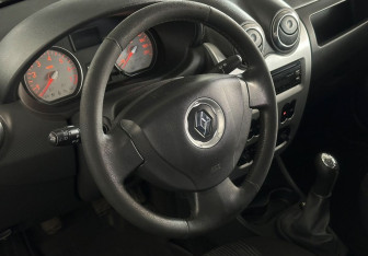 Подержанный автомобиль Renault Logan Sedan 2011 года (12 фото)