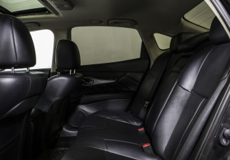 Подержанный автомобиль Infiniti Q70 2015 года (14 фото)