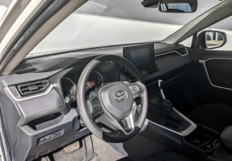 Подержанный автомобиль Toyota RAV4 2021 года (16 фото)