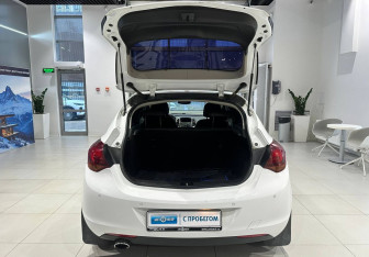 Подержанный автомобиль Opel Astra Hatchback 2012 года (6 фото)