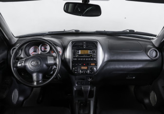 Подержанный автомобиль Toyota RAV4 2004 года (17 фото)