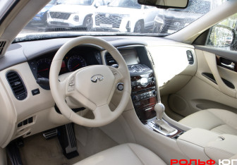 Подержанный автомобиль Infiniti EX 2008 года (10 фото)