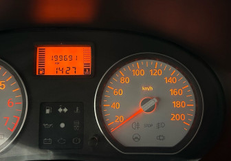 Подержанный автомобиль Renault Logan Sedan 2008 года (14 фото)